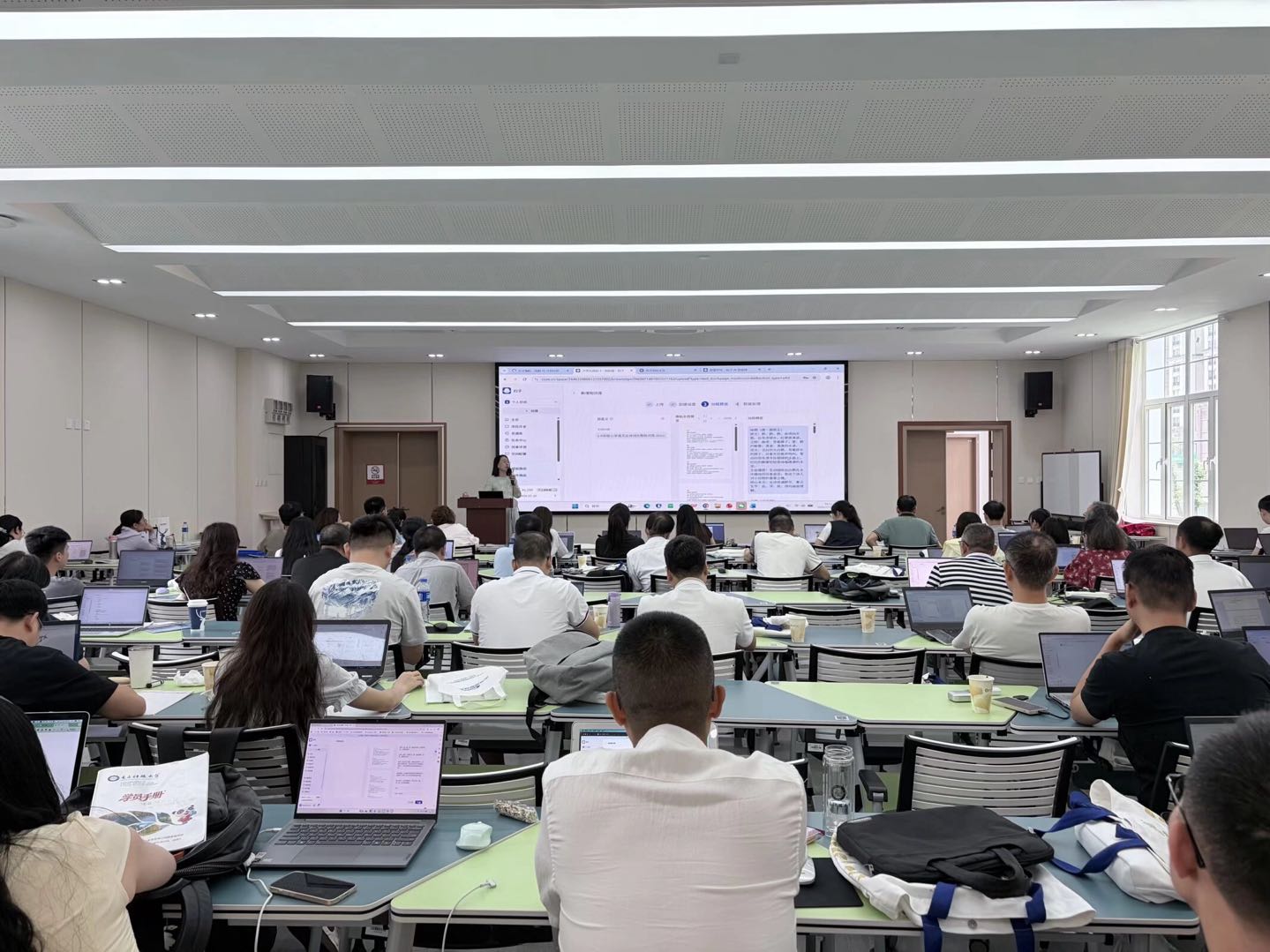 教师培训课堂全景，学员使用电脑跟随演示动手练习